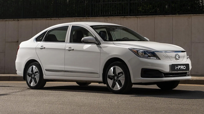 Не берут? Седан Evolute i-Pro российской сборки подешевел на 360 тыс. рублей